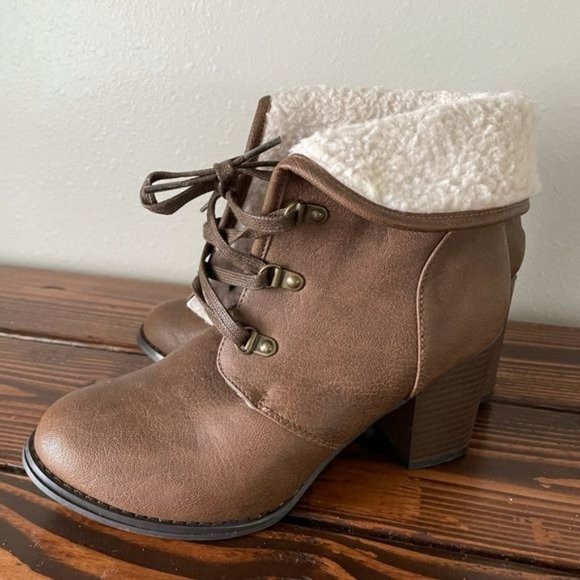 Bethany M🖤ta (Mota) Bootie Heel Lace Up w/ Sherpa Style Detail, size 10 - Picture 13 of 13